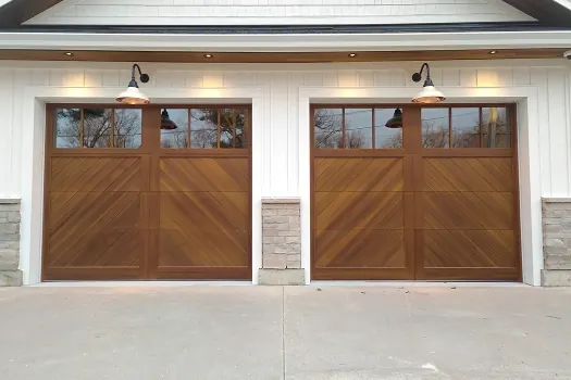 Puerta de garaje Raynor Revival Wood, dos puertas de madera con tablas diagonales y ventanas