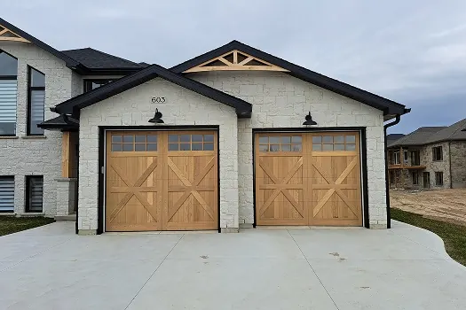 Puerta de garaje Raynor Revival Wood, dos puertas de madera clara con cruces en X y ventanas