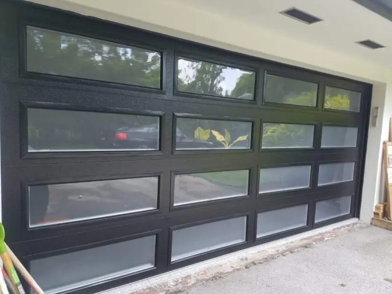 Puerta de garaje doble de vidrio completo con marco de aluminio negro