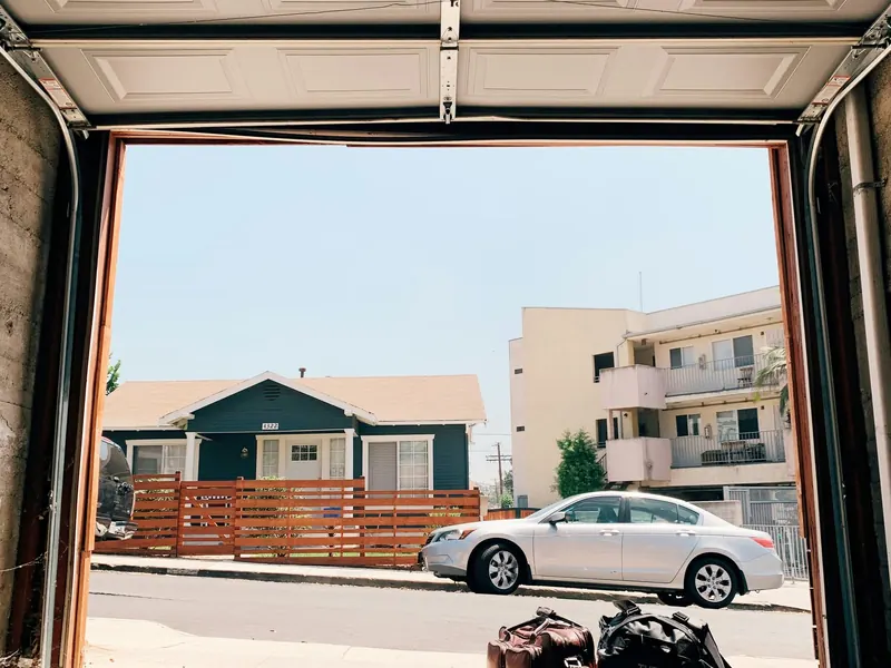 Puerta de garaje doble almendra de panel corto, vista abierta desde adentro del garaje