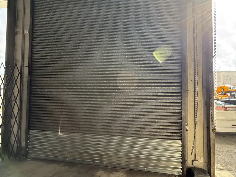 Cortina enrollable de acero galvanizado en un muelle de carga