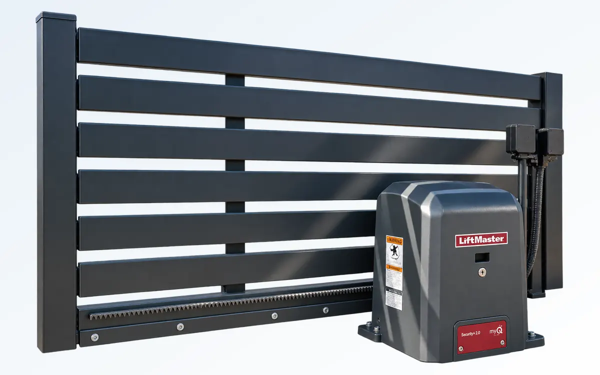 Operador de portón corredizo LiftMaster con Security+ 2.0 y myQ junto a un portón de listones horizontales y su cremallera