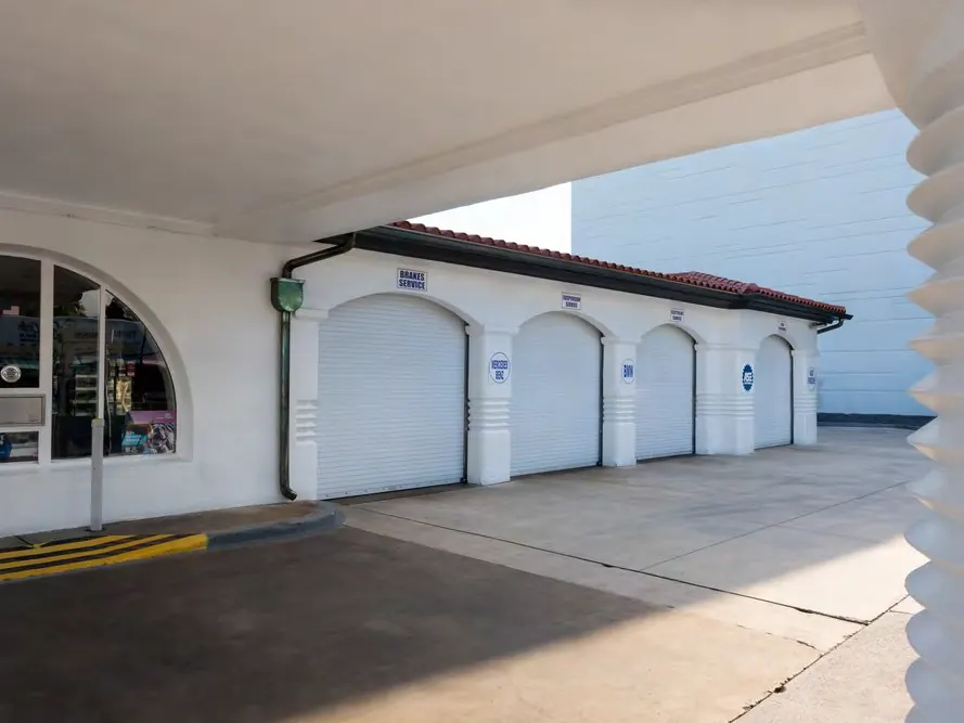 Puertas enrollables aisladas en una fila de bahías con arco bajo una entrada techada