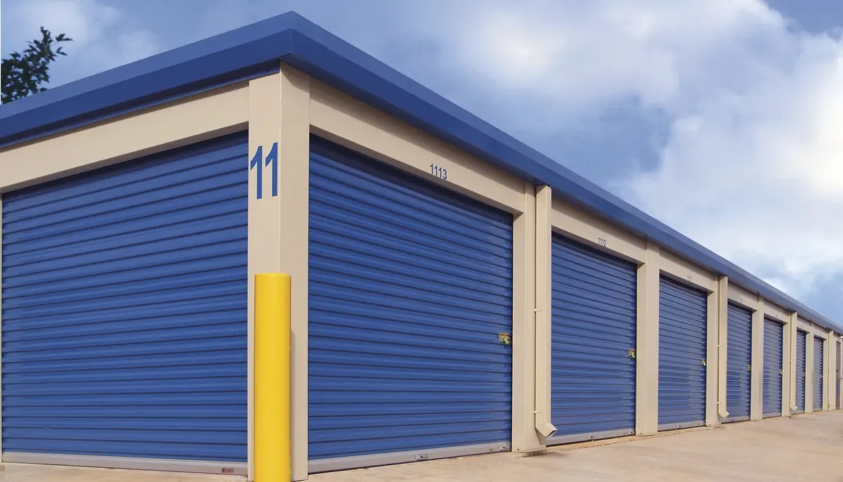 Antes y después de una puerta enrollable de mini almacén cambiada por CMC