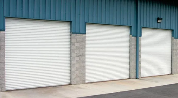 Antes y después de una puerta enrollable de mini almacén cambiada por CMC