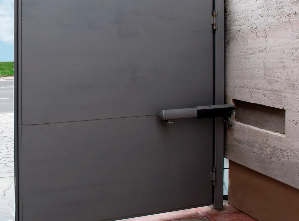 CAME ATI linear ram fitted to a dark swing gate
