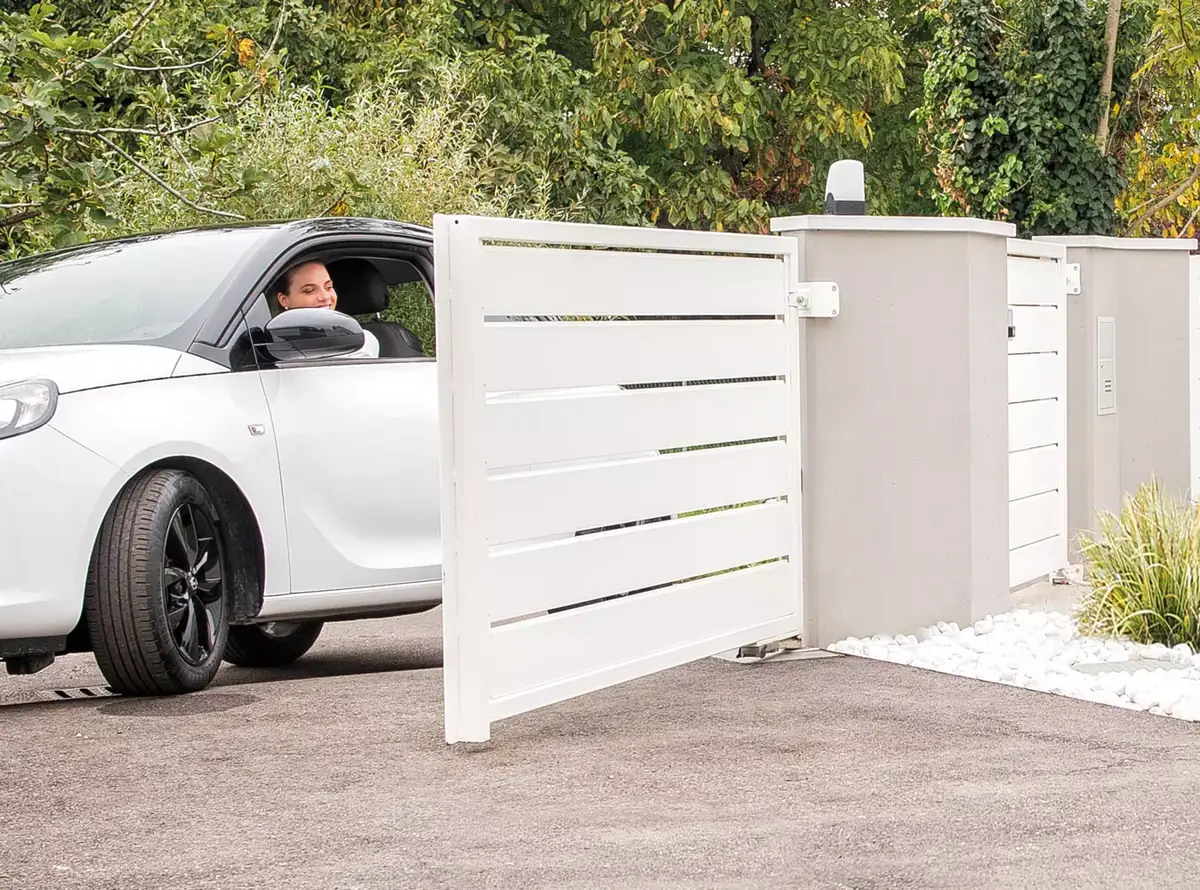 A white swing gate driven by an underground CAME FROG, with nothing visible at the hinge