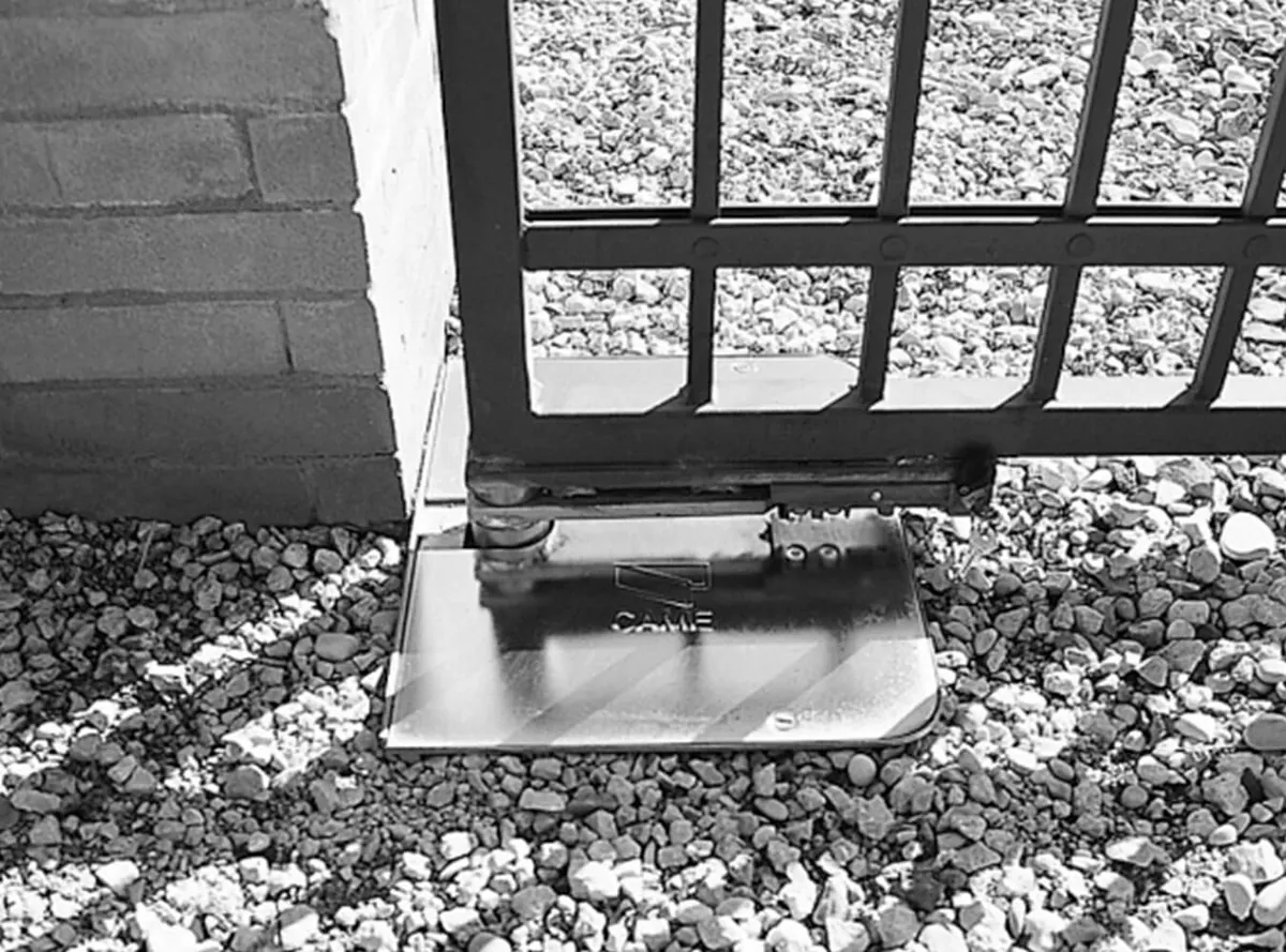 CAME FROG foundation box set in the ground under the gate hinge