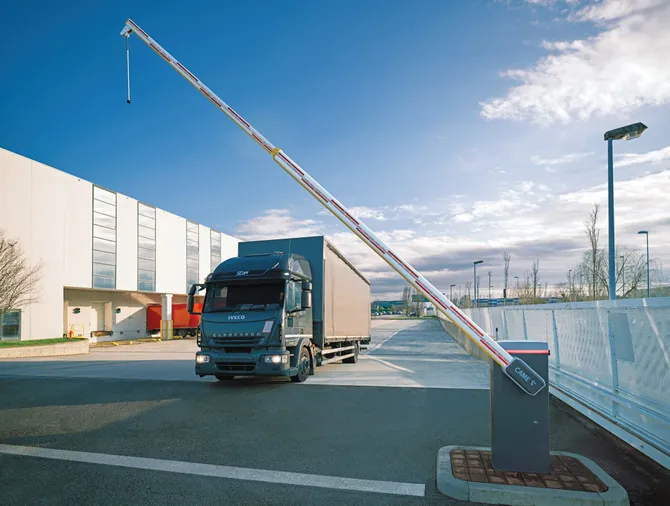 CAME GARD GT8 long boom rising for a truck at a logistics yard
