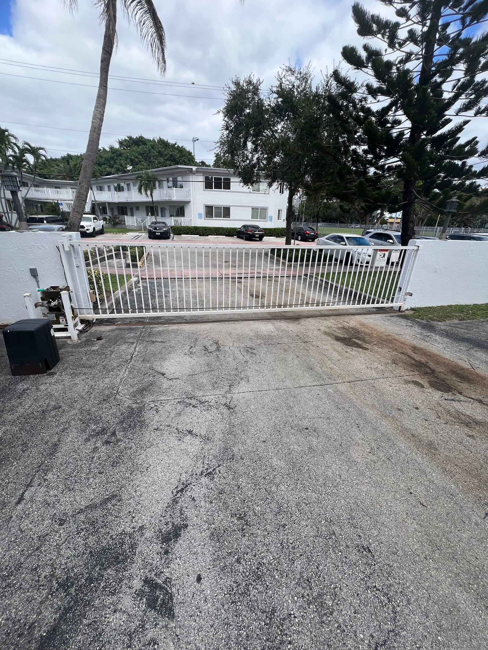 Gate motor before replacement